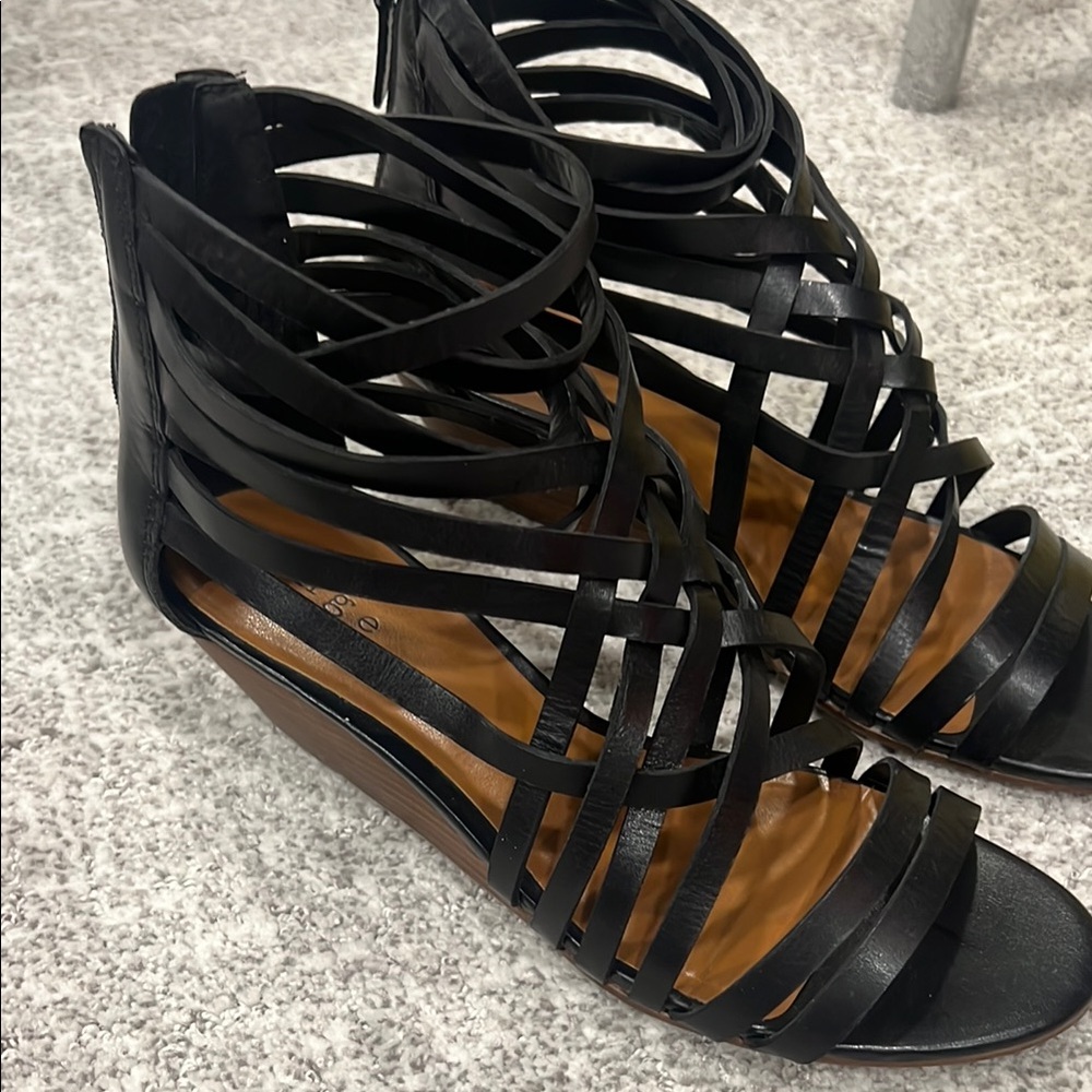 Hinge Black Wedge Shoes with Sleek Straps